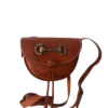 Bolso de piel con adorno metálico