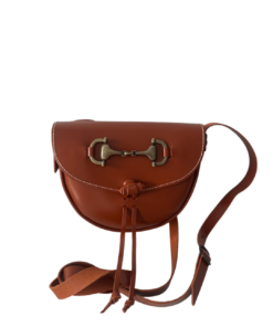 Bolso de piel con adorno metálico