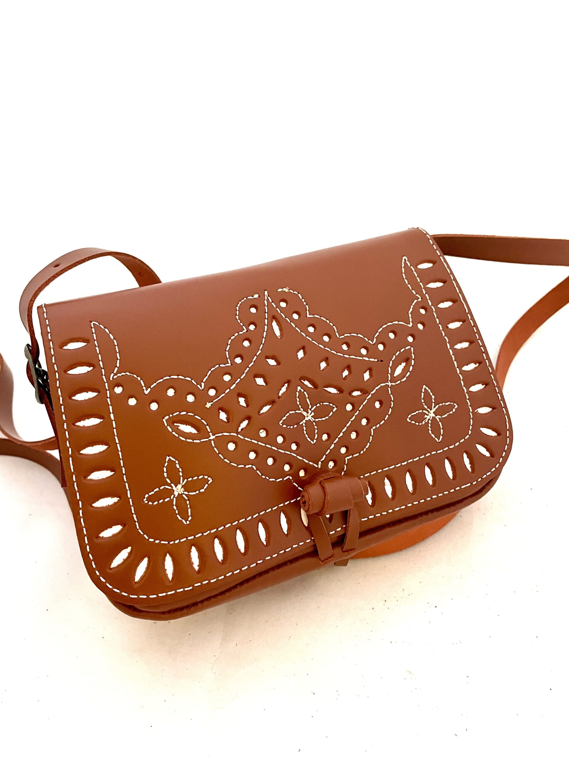 Bolso Bandolera Cuero Tres Flores. - cuero
