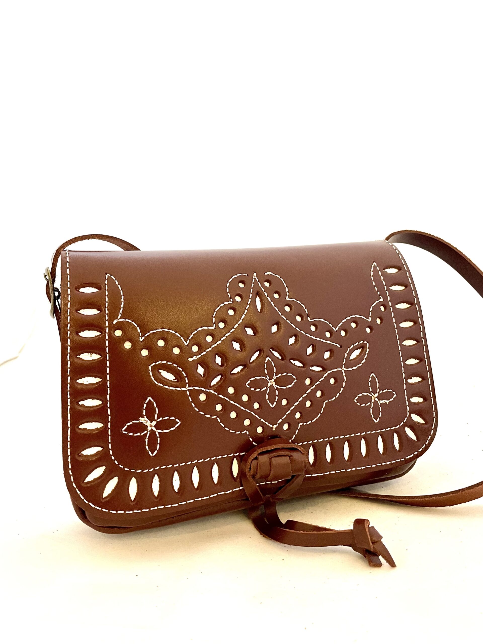 Bolso Bandolera Cuero Tres Flores. - cuero