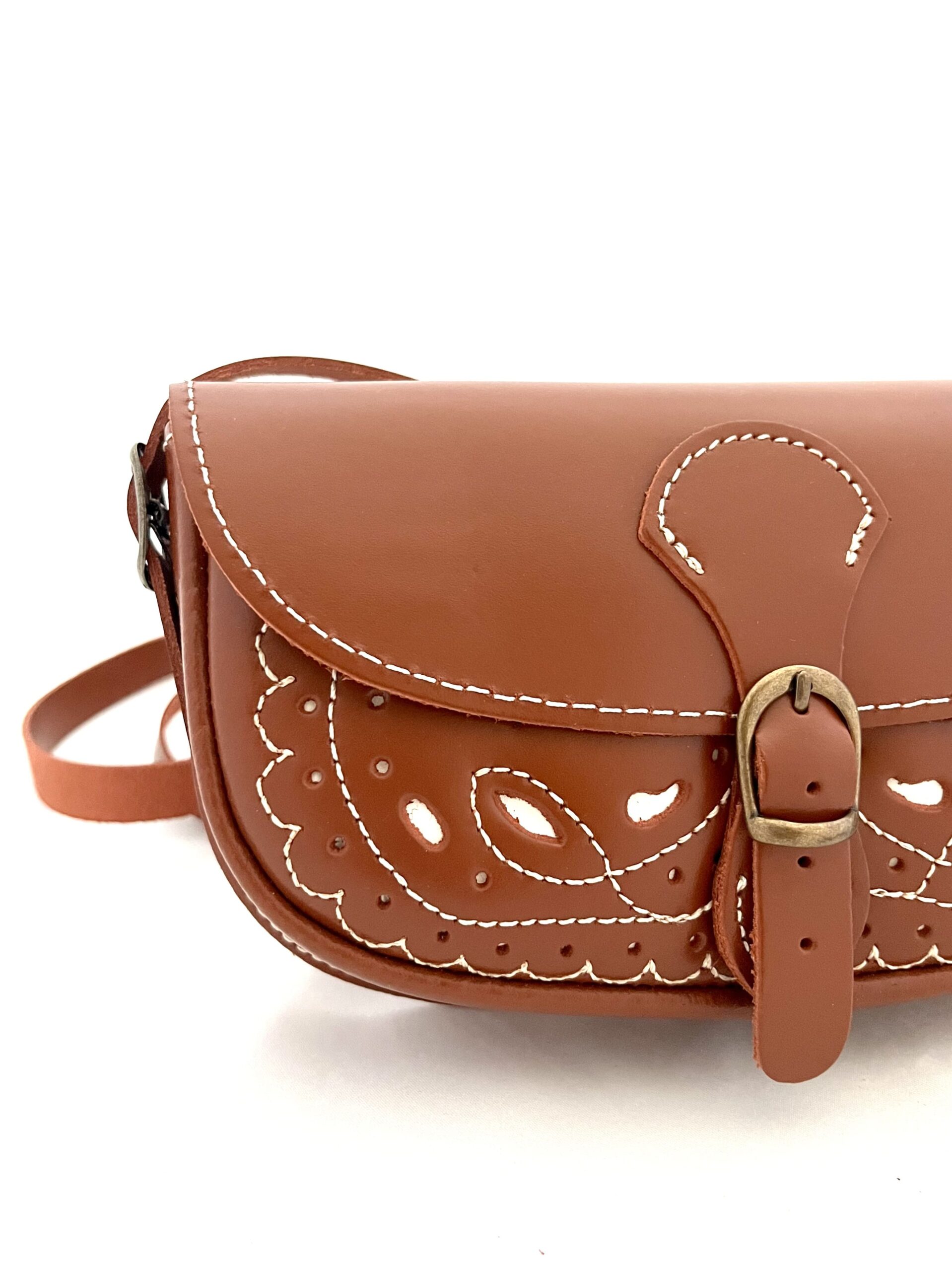 Bolso de Piel Rociero Picado con Hebilla
