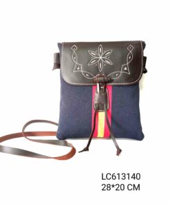 Bandolera en piel picada con solapa