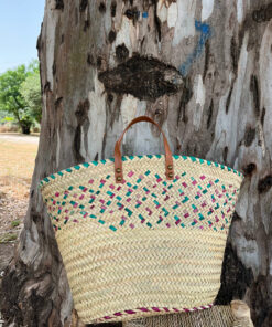 Cesta de Mimbre con Toque de Color y Asas de Cuero Cortas