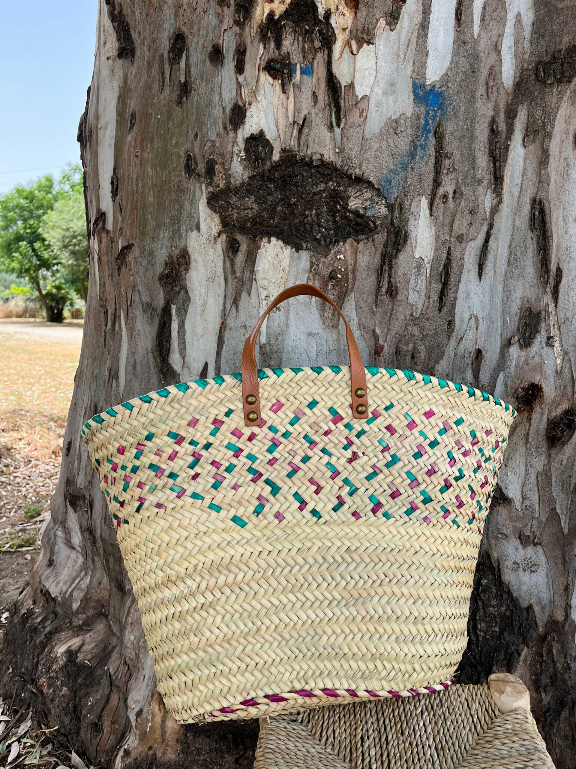 Cesta de Mimbre con Toque de Color y Asas de Cuero Cortas