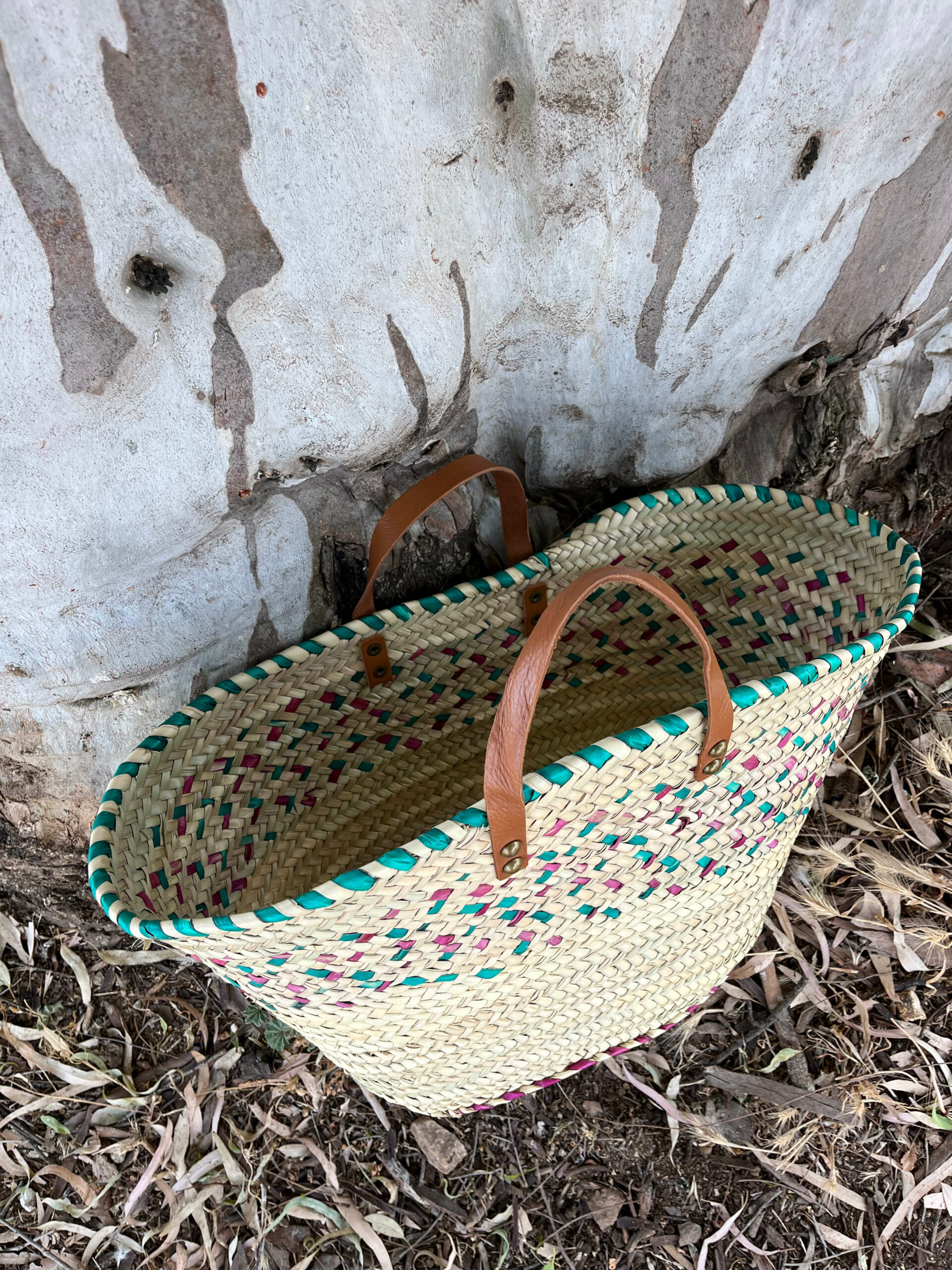 Cesta de Mimbre con Toque de Color y Asas de Cuero Cortas
