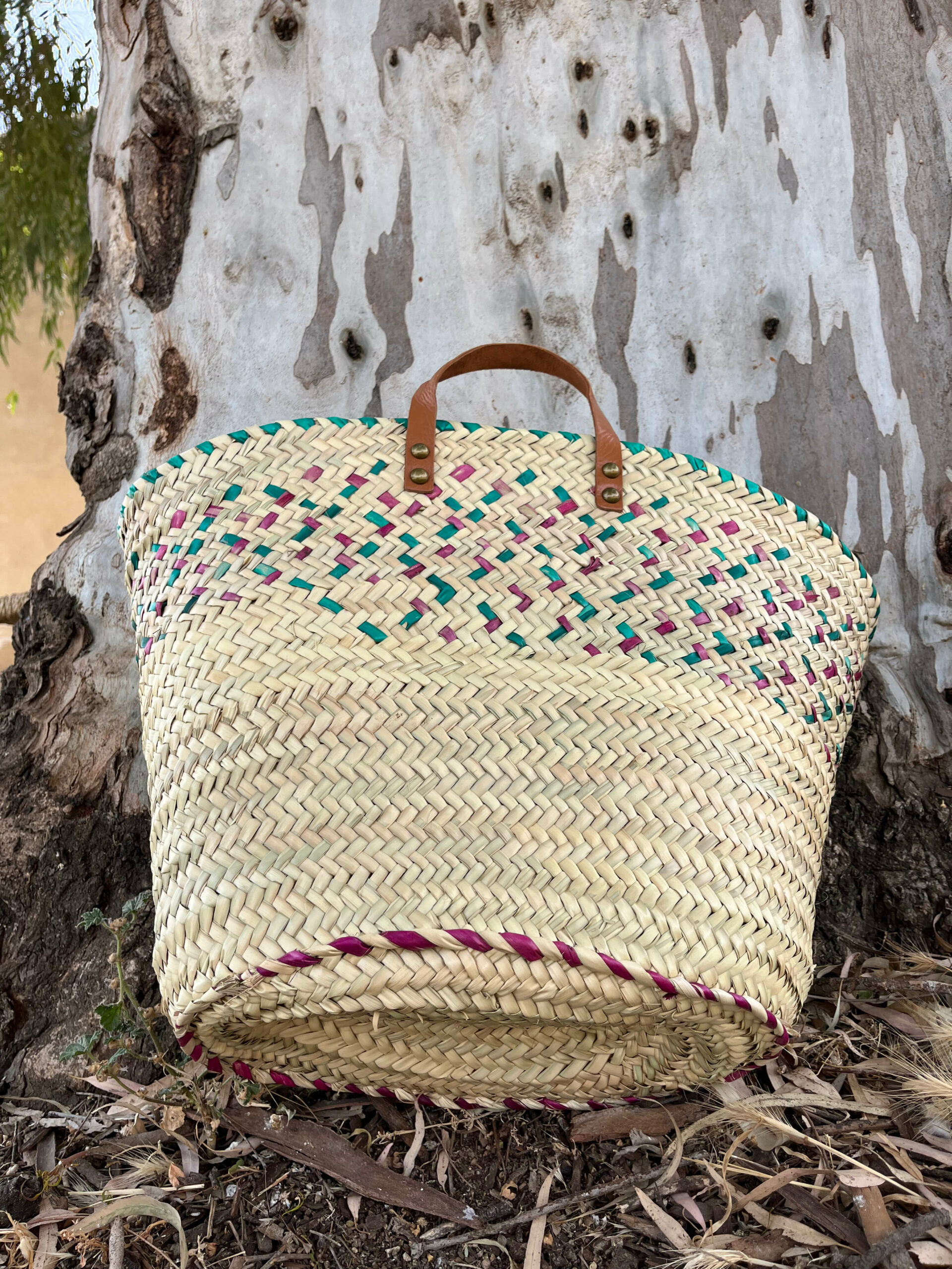 Cesta de Mimbre con Toque de Color y Asas de Cuero Cortas