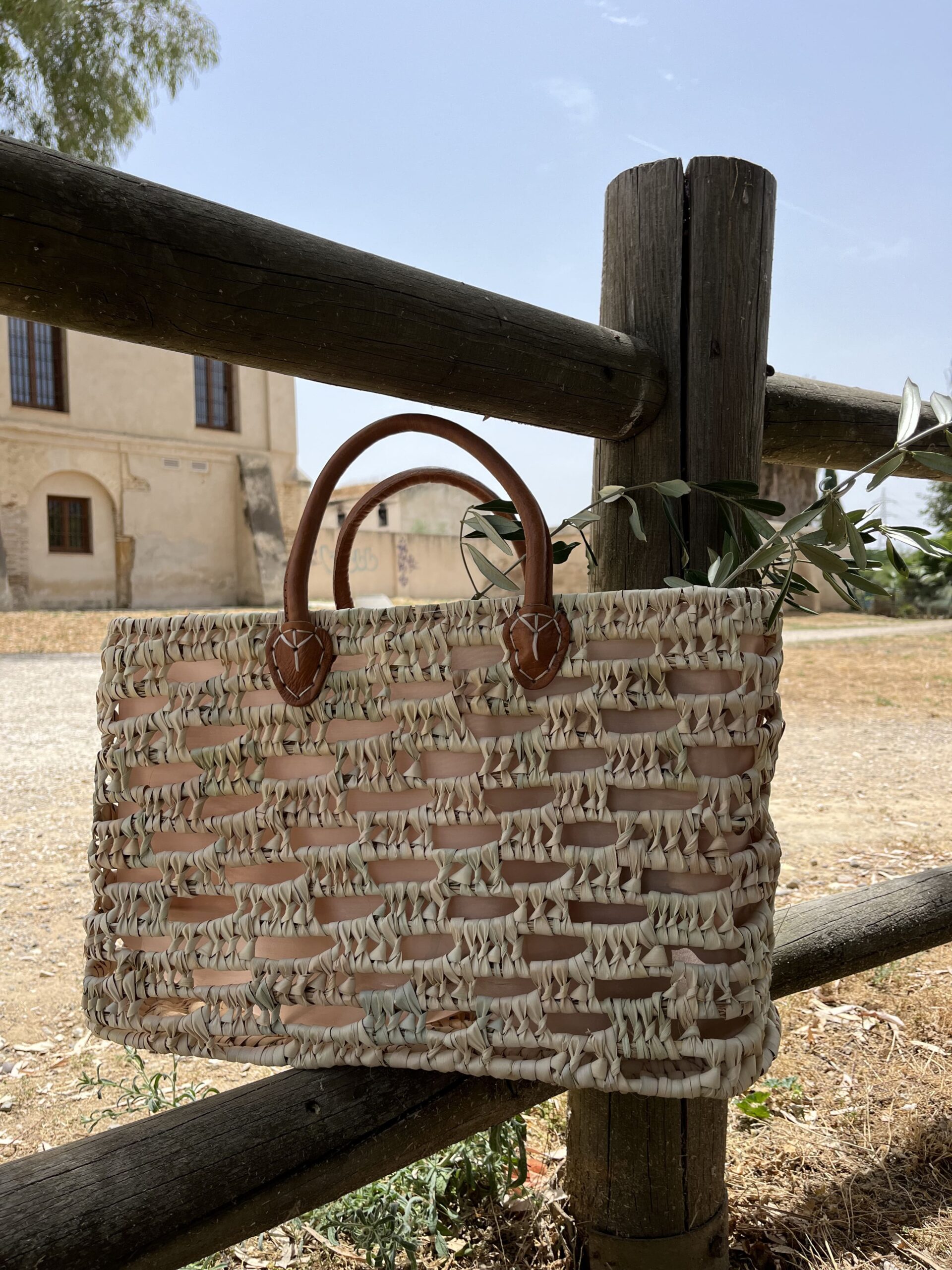 Cesta de Mimbre Cuadrada con Asa Corta de Cuero