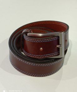 Cinturón de piel con pespuntes